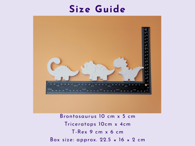 Size guide poster with white dinosaur shapes and ruler measurements on an orange sheet, listing Brontosaurus 10 cm × 5 cm, Triceratops 10 cm × 4 cm, T-Rex 9 cm × 6 cm, and box size approx. 22.5 × 16 × 2 cm.
